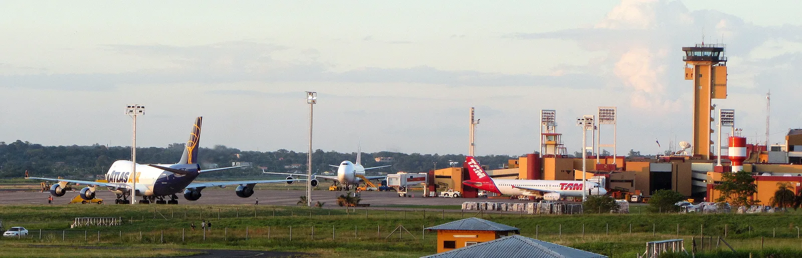 Platform van luchthaven Silvio Pettirossi bij Asunción met vliegtuigen, waar elke vlucht naar Paraguay uit Europa na een overstap landt