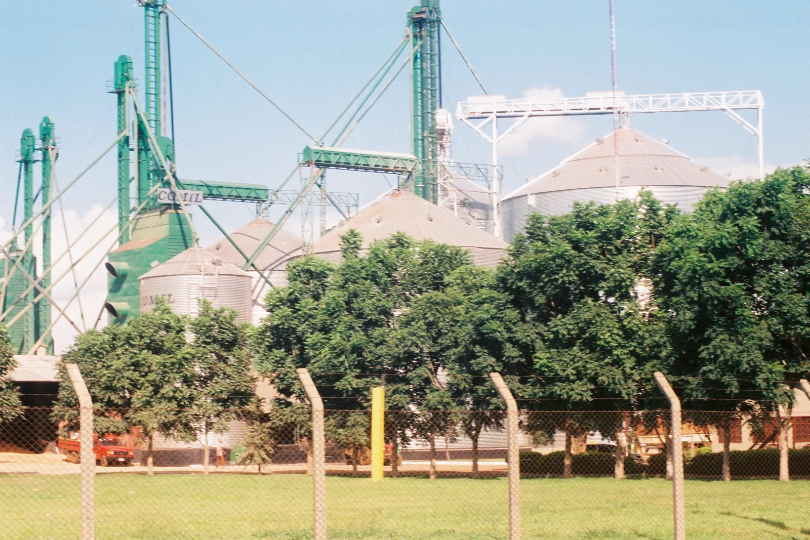 Graansilo's van een agrarisch bedrijf in Paraguay, waar de agro-industrie een van de grootste werkgevers is voor wie in Paraguay wil werken