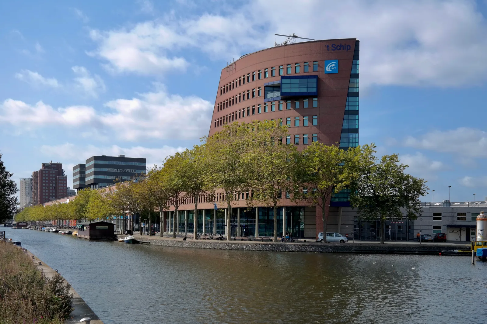 Kantoorgebouw 't Schip van het UWV aan de Verheeskade in Den Haag, de instantie die beslist over de WW bij werken in Paraguay