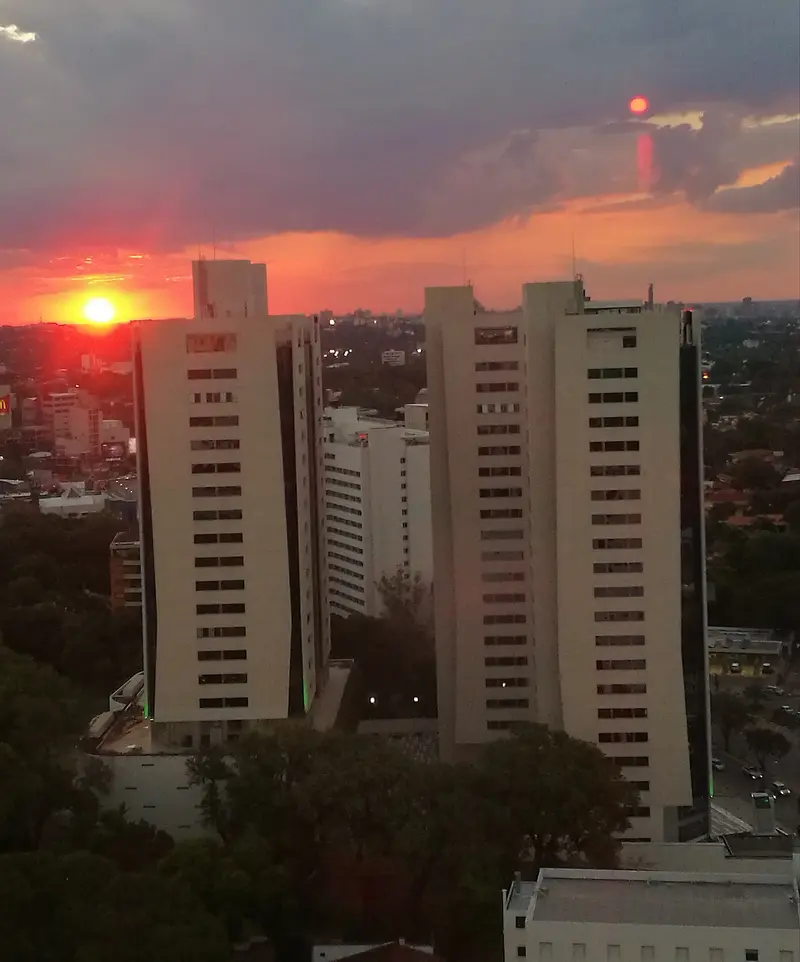 De WTC-torens in Asunción bij zonsondergang, symbool van een gevestigd leven in Paraguay