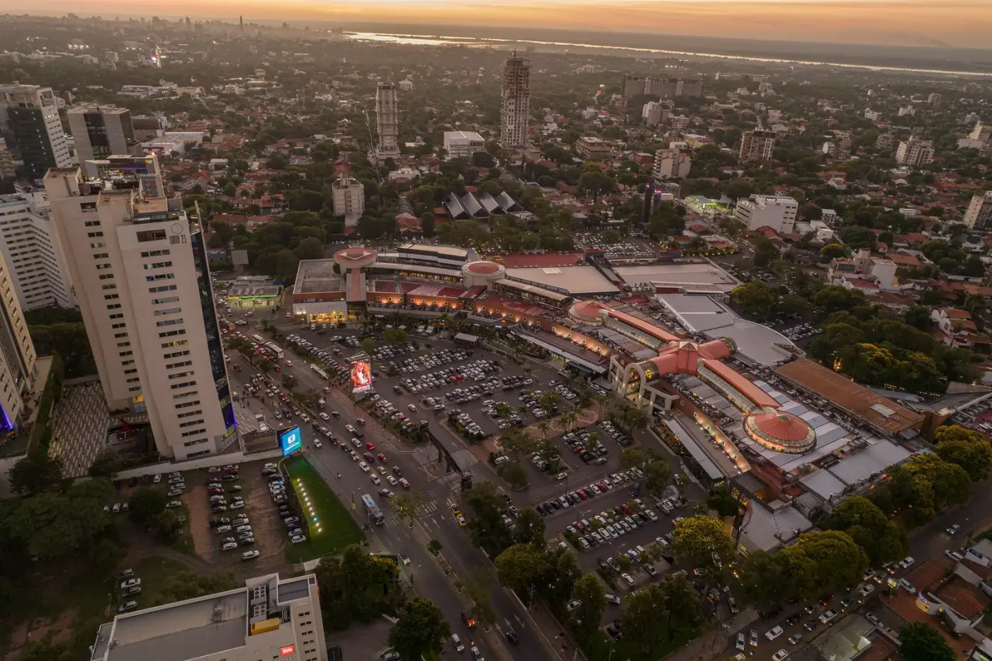 Luchtfoto van winkelcentrum Shopping del Sol aan de Avenida Aviadores del Chaco in Asunción, een van de retailkanalen waar distributeurs bij zaken doen in Paraguay op mikken